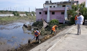 В Одессе очищают ливневый коллектор и буферный пруд на Балковской