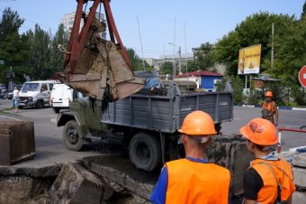 В Одессе очищают ливневый коллектор и буферный пруд на Балковской