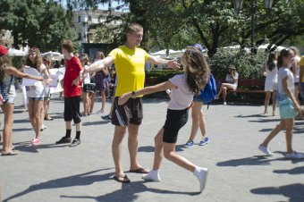 "Нет - войне! Да - обнимашкам!"