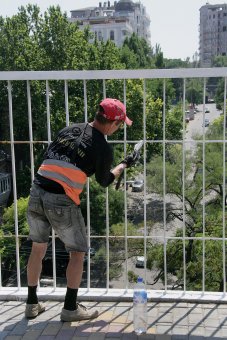 На Тёщином мосту пахнет краской