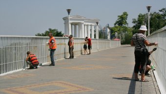 На Тёщином мосту пахнет краской