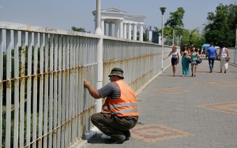 На Тёщином мосту пахнет краской