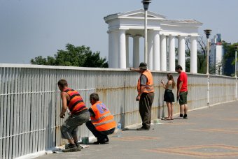 На Тёщином мосту пахнет краской