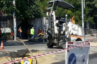 В Одессе устраняют последствия стихии: Ремонт дорог, очистка люков и коллекторов (фото)