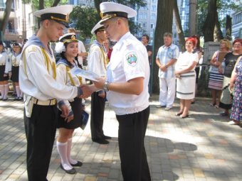 Одесские школьники несут Почетную Вахту Памяти на Аллее Славы