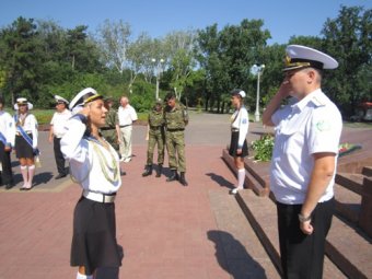Одесские школьники несут Почетную Вахту Памяти на Аллее Славы