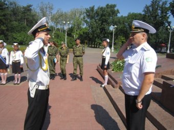 Одесские школьники несут Почетную Вахту Памяти на Аллее Славы