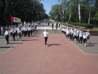 Одесские школьники несут Почетную Вахту Памяти на Аллее Славы