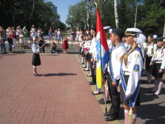 Одесские школьники несут Почетную Вахту Памяти на Аллее Славы