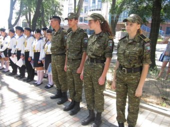 Одесские школьники несут Почетную Вахту Памяти на Аллее Славы