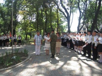 Одесские школьники несут Почетную Вахту Памяти на Аллее Славы
