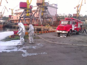 Ночью в Одесском порту обнаружили группу пожарных