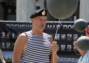 На Куликовом поле запустили в небо траурные шары (фото)