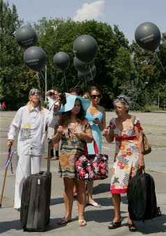 На Куликовом поле запустили в небо траурные шары (фото)