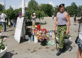 На Куликовом поле запустили в небо траурные шары (фото)