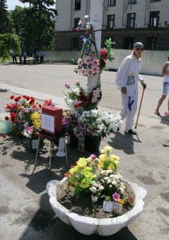 На Куликовом поле запустили в небо траурные шары (фото)