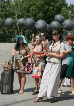 На Куликовом поле запустили в небо траурные шары (фото)