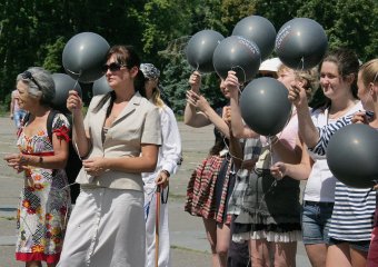 На Куликовом поле запустили в небо траурные шары (фото)