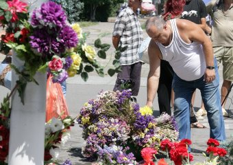 На Куликовом поле запустили в небо траурные шары (фото)