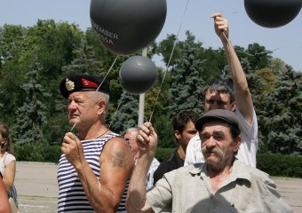 На Куликовом поле запустили в небо траурные шары (фото)