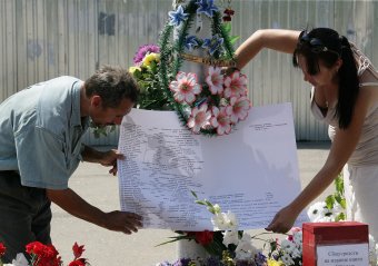 На Куликовом поле запустили в небо траурные шары (фото)