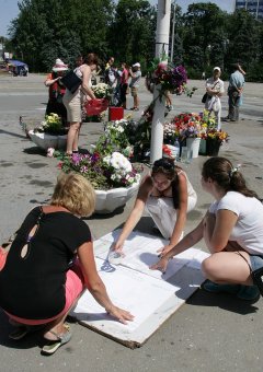 На Куликовом поле запустили в небо траурные шары (фото)