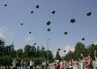 На Куликовом поле запустили в небо траурные шары (фото)
