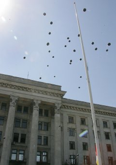 На Куликовом поле запустили в небо траурные шары (фото)