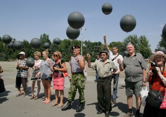На Куликовом поле запустили в небо траурные шары (фото)