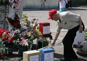 На Куликовом поле запустили в небо траурные шары (фото)