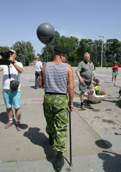 На Куликовом поле запустили в небо траурные шары (фото)