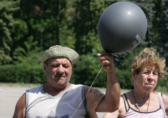 На Куликовом поле запустили в небо траурные шары (фото)