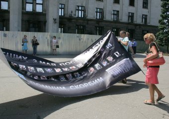 На Куликовом поле запустили в небо траурные шары (фото)