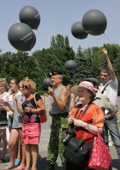 На Куликовом поле запустили в небо траурные шары (фото)