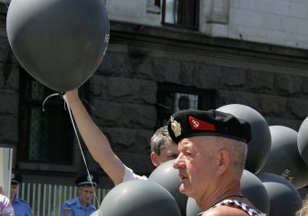 На Куликовом поле запустили в небо траурные шары (фото)