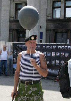 На Куликовом поле запустили в небо траурные шары (фото)