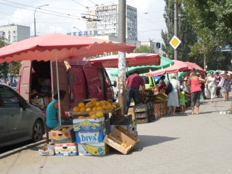 Стихийный рынок на площади Независимости работает с новой силой