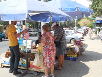 Стихийный рынок на площади Независимости работает с новой силой