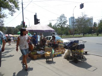Стихийный рынок на площади Независимости работает с новой силой