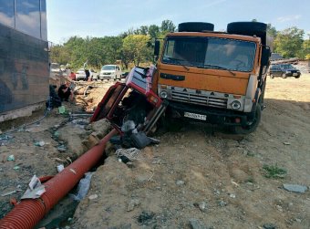 Вынужденная остановка: Грузовик затормозил в легковушку (фото)