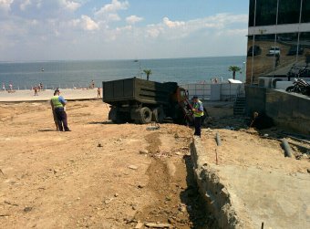 Вынужденная остановка: Грузовик затормозил в легковушку (фото)