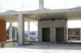 В новом терминале аэропорта монтируют кровлю