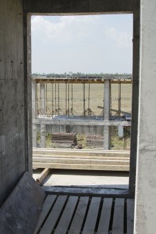 В новом терминале аэропорта монтируют кровлю
