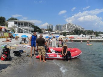 Сотрудники водолазной службы Одессы после шторма очищают морское дно (фото)