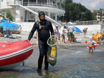 Сотрудники водолазной службы Одессы после шторма очищают морское дно (фото)