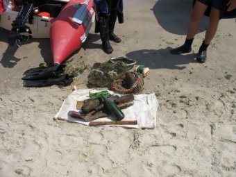 Сотрудники водолазной службы Одессы после шторма очищают морское дно (фото)