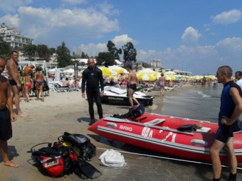Сотрудники водолазной службы Одессы после шторма очищают морское дно (фото)