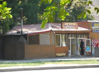 Десятки МАФов обосновались на зелёной зоне по ул. Гайдара