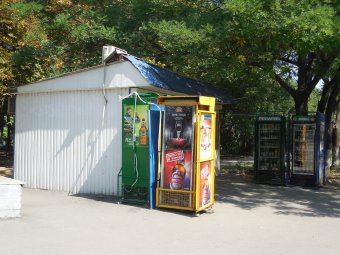 Десятки МАФов обосновались на зелёной зоне по ул. Гайдара