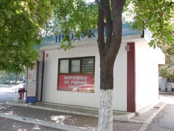 Десятки МАФов обосновались на зелёной зоне по ул. Гайдара